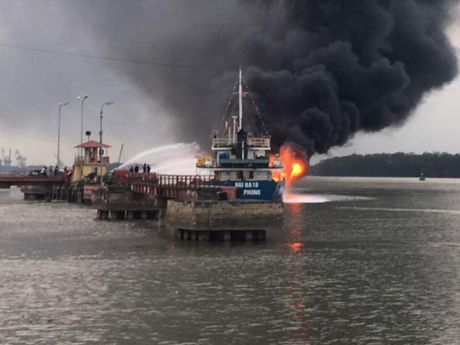 Thủ tướng chỉ đạo xử lý sự cố cháy tàu chở 2.000 tấn dầu - 1