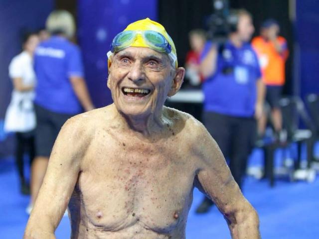 Ngỡ ngàng cụ ông U100 lập kỷ lục bơi thế giới