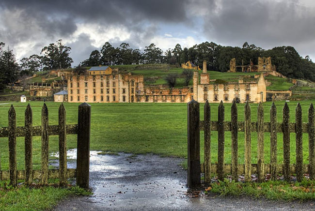 Thị trấn ma Port Arthur : Port Arthur là một nhà tù lịch sử nằm gần Hobart, Tasmania, bản thân thị trấn trông đã rất đáng sợ vào ban ngày chứ không nói một mình đến đây vào vào ban đêm. Năm 1833, thị trấn đã trở thành nhà tù của những tên tội phạm cứng rắn nhất nước Anh. Ngày nay, Port Arthur là một di sản và là điểm đến bị ám ảnh nhất ở Úc.