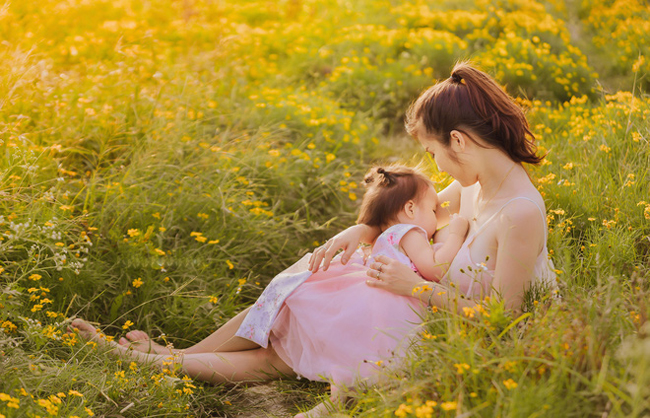 Là một bà mẹ nuôi con bằng sữa mẹ, Thùy Linh muốn lưu giữ lại hình ảnh đẹp trong giai đoạn mẹ và con được kết nối với nhau bằng dòng sữa. 