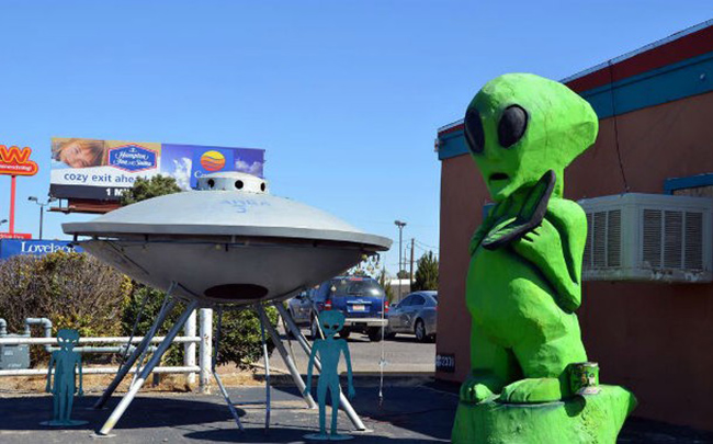 Roswell: Sau sự kiện nổi tiếng Roswell UFO diễn ra ở New Mexico vào những năm 40, nơi này nổi tiếng trên toàn thế giới như là &#34;Thị trấn UFO&#34;. Chúng ta &nbsp;không biết những người dân nơi đây có hoàn toàn trung thực về &#34;sự thật&#34; họ đã nhìn thấy người ngoài hành tinh, hay đây chỉ là một huyền thoại mà họ đã tưởng tượng ra. Nhưng đến nơi này bạn sẽ bắt gặp vô số hình ảnh về người ngoài hành tinh hay những chiếc đĩa bay.