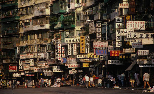 Thành phố Kowloon Walled: Trước khi bị phá hủy gần hai mươi năm trước, thành phố Kowloon Walled, nằm ở Hồng Kông, nổi tiếng là nơi có mật độ dân cư dày đặc nhất trên trái đất, với những ngôi nhà rất nhỏ xếp chồng lên nhau. Thực tế là trong một khu phố nhỏ từng có tới trên 33.000 người vào quãng thời gian cao điểm.