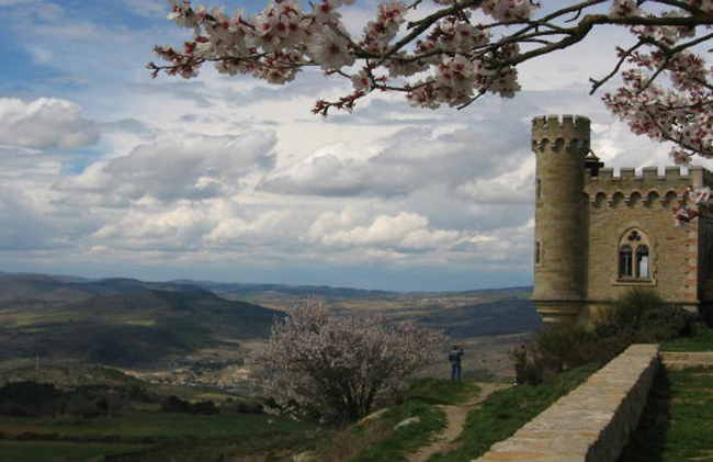 Rennes-le-Château: Ngọn đồi trên cao nguyên nhỏ này của Pháp được biết đến là một nơi lưu giữ nhiều bí ẩn như các kho báu có giá trị huyền thoại, các vụ giết người bí ẩn, nghi thức và bí mật ẩn sâu trong gốc&nbsp;rễ của Cơ đốc giáo. Những người hâm mộ Dan Brown có lẽ đã biết rằng đây là một trong những nguồn cảm hứng cho bộ phim Mật mã&nbsp;Da Vinci gây tranh cãi và thành công của ông.