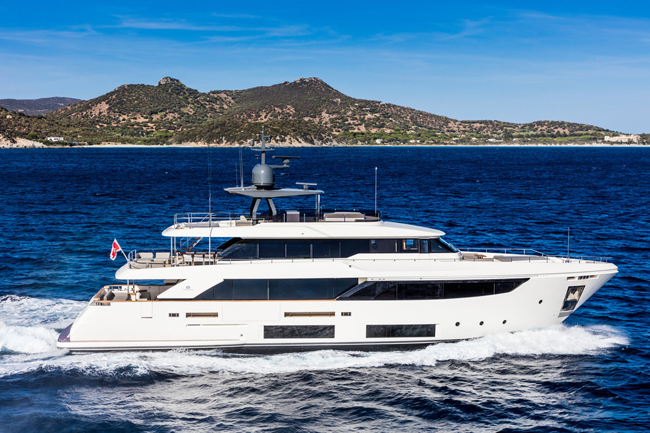 6. Chiếc The Ferretti Custom Navetta 33 có sức chứa khoảng 10 khách