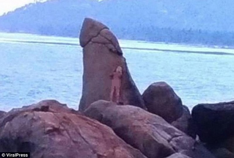 Người phụ nữ khỏa thân ôm tảng đá “của quý” ở Thái Lan gây bức xúc - 1