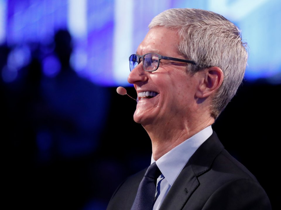 Apple sắp trở thành công ty đầu tiên trong lịch sử được định giá nghìn tỷ USD - 1