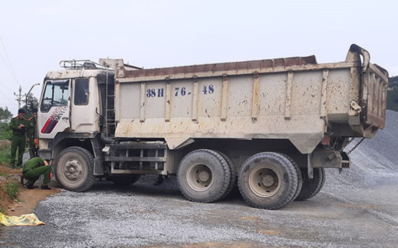 Xe tải không người lái đè chết nhân viên bảo vệ mỏ đá - 1