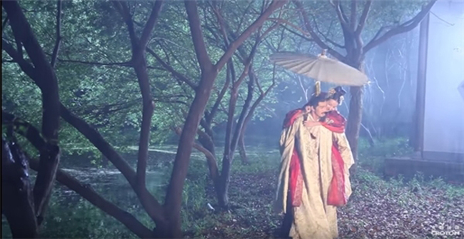 Cảnh Cao Vỹ Quang cõng Địch Lệ Nhiệt Ba che ô đi dưới màn mưa xối xả là một trong những cảnh lãng mạn nhất trong "Tam sinh tam thế: Thập lý đào hoa".