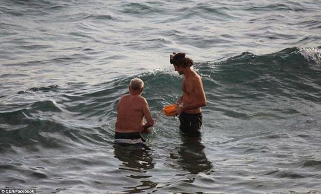Hi hữu: Đang đi bơi, thai phụ bất ngờ đẻ rơi trên biển Đỏ - 1