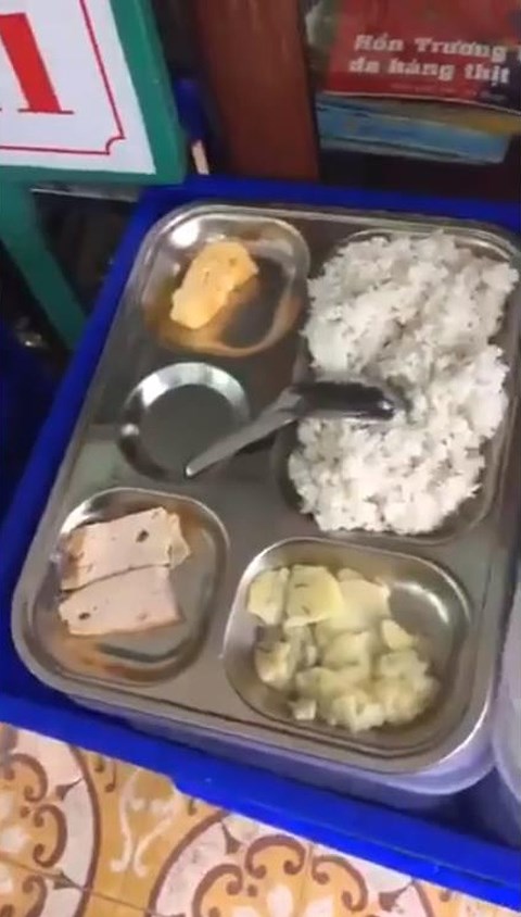 Thái Bình: Phụ huynh bức xúc vì bữa trưa tại trường của con quá đạm bạc - 1