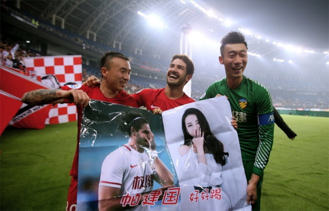 Tối 14/3, cựu tiền đạo AC Milan Alexandre Pato gây choáng cho giới truyền thông và khán giả khi mang cả poster của Định Lệ Nhiệt Ba ra sân cỏ để ăn mừng chiến thắng trong lượt trận vòng bảng tại khuôn khổ giải Champions League châu Á.
