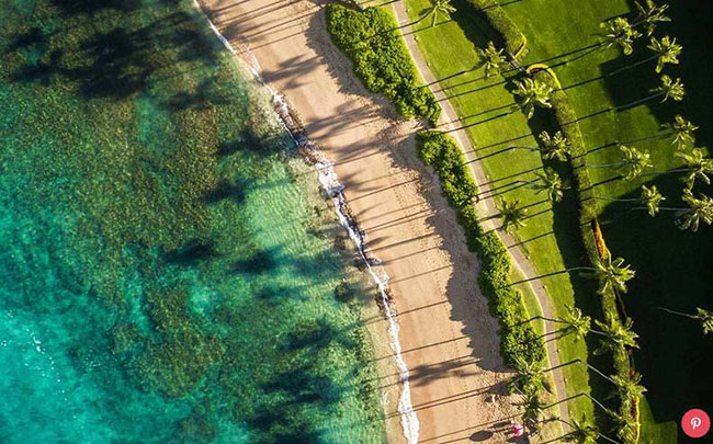 Đảo Maui ở Hawaii: Đến Hawaii, ngoài thiên nhiên tươi đẹp, thức ăn ngon, sự thân thiện của dân bản xứ… du khách còn được trải nghiệm, khám phá thác Honokohau - thác nước cao nhất của đảo, chỉ có thể nhìn thấy đỉnh của nó từ máy bay trực thăng.
