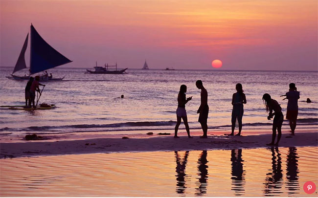 Đảo Boracay ở Philippines: Kích thước không lớn lắm, nhưng hòn đảo nhỏ bé 4 dặm vuông này ở Philipin khiến du khách có những trải nghiệm khó quân. Cuộc sống về đêm náo nhiệt, với các bữa tiệc tràn ngập hải sản tươi ngon, bãi biển buổi sáng tinh khôi và lộng lẫy… Khách du lịch đến đây để thả lỏng và luôn được hài lòng.