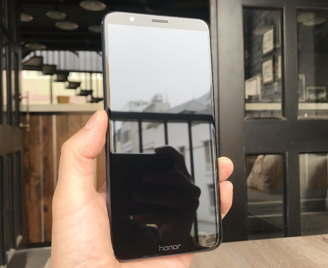Mẫu smartphone tầm trung Honor 7X vừa chính thức cập bến thị trường Việt Nam và được bán với giá khoảng 5,49 triệu đồng.
