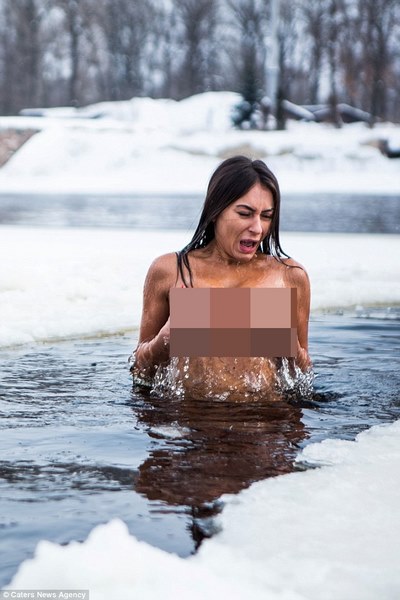 Cô gái Ukraine khỏa thân tắm sông băng để xinh đẹp hơn - 1