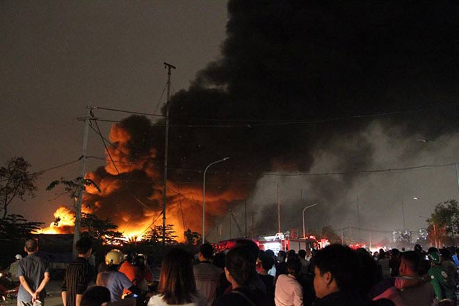 HN: Ngọn lửa khổng lồ bốc lên từ xưởng phế liệu, nhiều người tháo chạy - 1