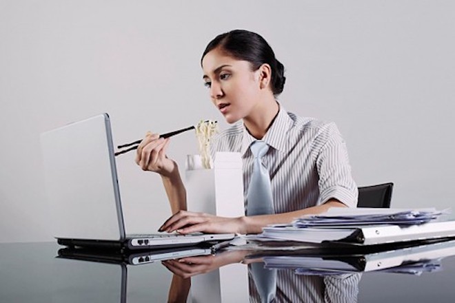 Những thói quen "vừa dùng vừa phá" khiến laptop "chết" nhanh chóng - 3