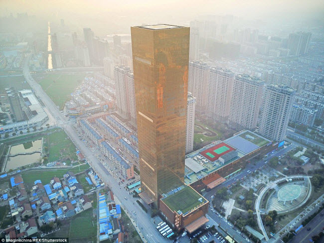 Tòa nhà khách sạn Gold Nugget với chiều cao 200m được xây dựng tại thành phố Nam Thông, tỉnh Giang Tô, Trung Quốc.