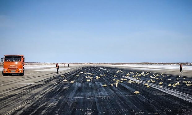 Hàng tấn vàng thỏi từ máy bay rơi xuống đường băng Nga - 1