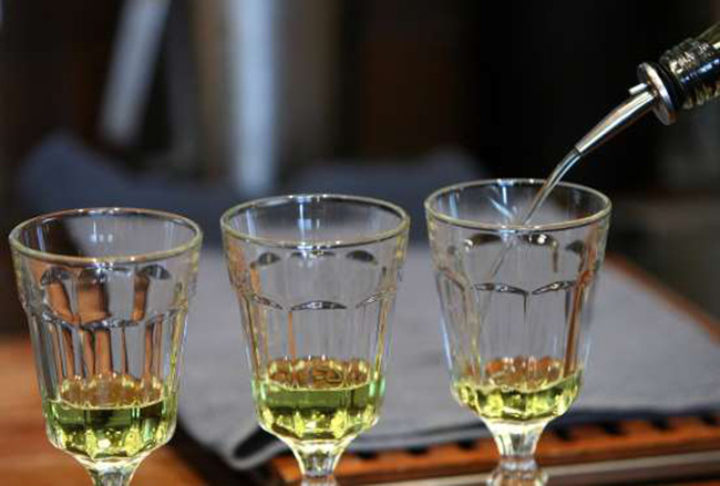 Rượu Absinthe: Có chứa một hóa chất độc có tên thujone, có đặc tính nguy hại cho thần kinh và kết quả là gây ảo giác, gây nghiện và thậm chí động kinh.