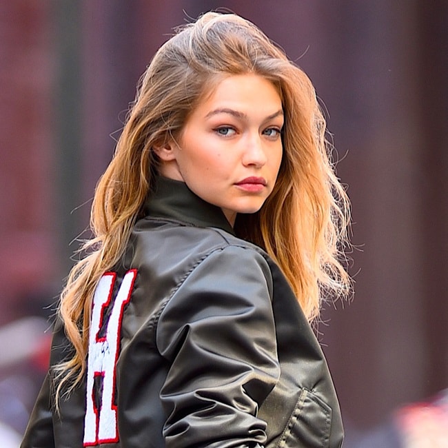 Gigi Hadid cho biết bí quyết ăn uống lớn nhất của cô chính là trứng.&nbsp;Bên cạnh đó, người mẫu 23&nbsp;tuổi cũng cho biết cô luôn tự chuẩn bị thức ăn cho riêng mình theo khẩu phần định sẵn để đảm bảo sức khoẻ.&nbsp;