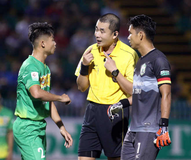 Nghi bênh SAO U23 VN, trọng tài Trọng Thư bị &#34;tấn công&#34; - 6