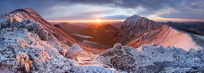 9.Núi Snowdon, Snowdonia, xứ Wales:&nbsp;Ở độ cao hơn 1000m, Snowdon là một trong những ngọn núi nhộn nhịp nhất của xứ sở Wales. Hãy chuẩn bị đồ đạc leo núi thật kỹ càng để chinh phục đỉnh núi này.