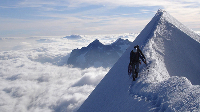 11.Eiger, Bernese Alps, Thụy Sĩ: Điều gì khiến cho ngọn núi này khác với những ngọn núi khác? Đó chính là đường ray xe lửa băng qua núi, có hai điểm dừng trên đỉnh núi là Eigerwand và Eismer. Từ trên này có thể ngắm nhìn dãy Alps một cách hoàn hảo.