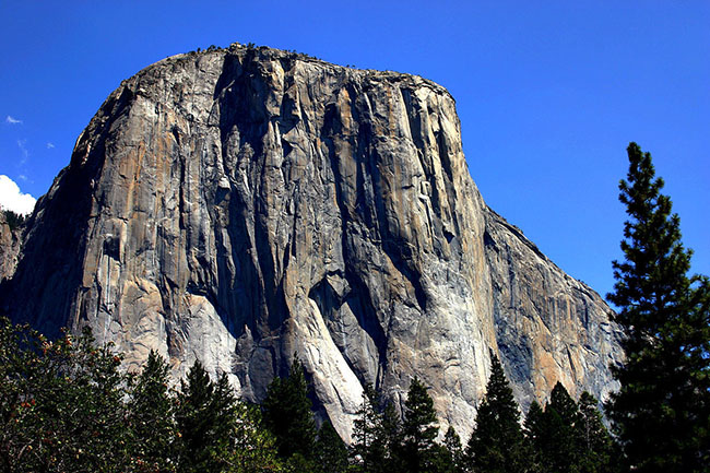 12.El Capitan, California, Hoa Kỳ: Không giống như những ngọn núi khác, El Capitan mang hình dáng một khối đá khổng lồ.