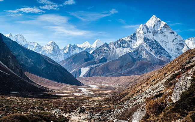 10.Ama Dablam, dãy Himalaya, Nepal: Nơi này được xem là địa điểm leo núi phổ biến nhất ở dãy Tây Nam Himalaya. Những dãy núi đá hiểm trở, hang đá vôi cùng nhiều tảng băng trôi càng thách thức lòng dũng cảm.