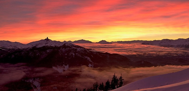 18.Công viên Black Tusk, British Columbia, Canada: Với độ cao hơn 2300m cùng hình dạng núi lởm chởm, màu đen của núi lửa đã ngừng phun tạo cảm giác rùng rợn, thách thức dân du lịch mạo hiểm.