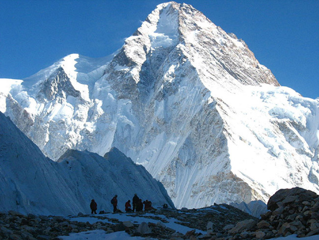 16.K2, Dãy Karakoram, Pakistan: Dãy núi này trải dài biên giới của ba quốc gia Trung Quốc, Ấn Độ và Pakistan. Những người leo núi có nguy cơ bị bão tuyết, xung đột chính trị cũng như những trận sạt lở thường xuyên diễn ra.
