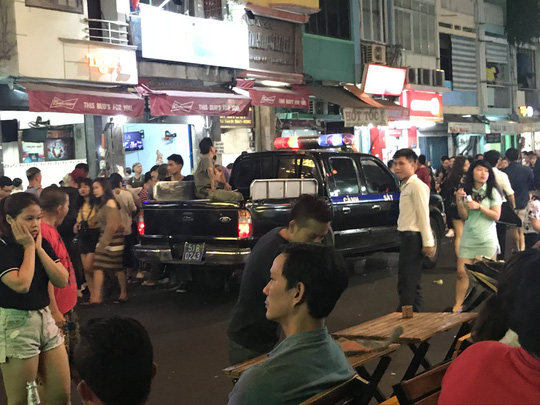 Khách Tây bị đánh bầm dập ở phố đi bộ Bùi Viện - 1