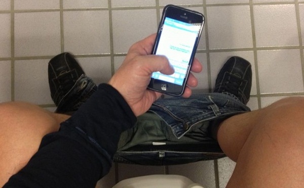 Chàng trai bị bại liệt vì nghịch điện thoại quá lâu khi đi vệ sinh - 1