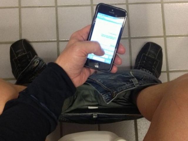 Chàng trai bị bại liệt vì nghịch điện thoại quá lâu khi đi vệ sinh