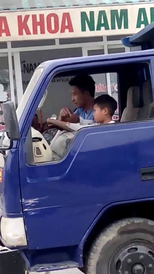 Clip: Bé trai lái xe tải chạy bon bon trên phố, người dân hết hồn - 1