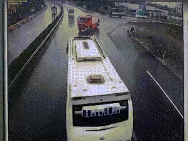 Clip: Kinh hoàng giây phút ô tô húc bay xe cứu hỏa chạy ngược chiều trên cao tốc