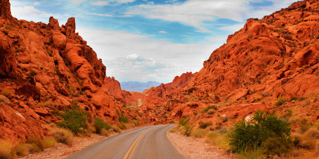 Đường Valley of Fire, Nevada, Mỹ: Con đường chạy qua những cấu trúc sa thạch tuyệt đẹp. Khi phản chiếu dưới ánh nắng mặt trời, các cấu trúc sa thạch trông như đang cháy.