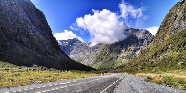 Đường Milford, New Zealand: Con đường chạy dài 230 km trong vườn quốc gia Fiordland. Nó dẫn tới Milford Sound, một trong những địa điểm được lựa chọn làm bối cảnh cho bộ phim “Chúa tể của những chiếc nhẫn”.