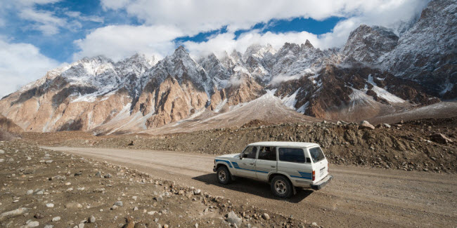 Đường Karakorum, Pakistan và Trung Quốc: &nbsp;Đây là một trong những tuyến đường liên quốc gia cao nhất thế giới. Nó chạy qua dãy&nbsp;núi Karakoram và kết nối Pakistan với Trung Quốc.