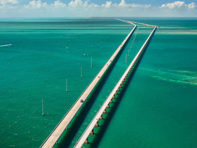 Overseas Highway, Florida, Mỹ: Con đường có chiều dài 180 km với 42 cây cầu vượt biển. Bởi vậy, khách du lịch có cảm giác như lái xe trên mặt biển và thời điểm trải nghiệm lý tưởng nhất là vào lúc bình minh hay hoàng hôn.