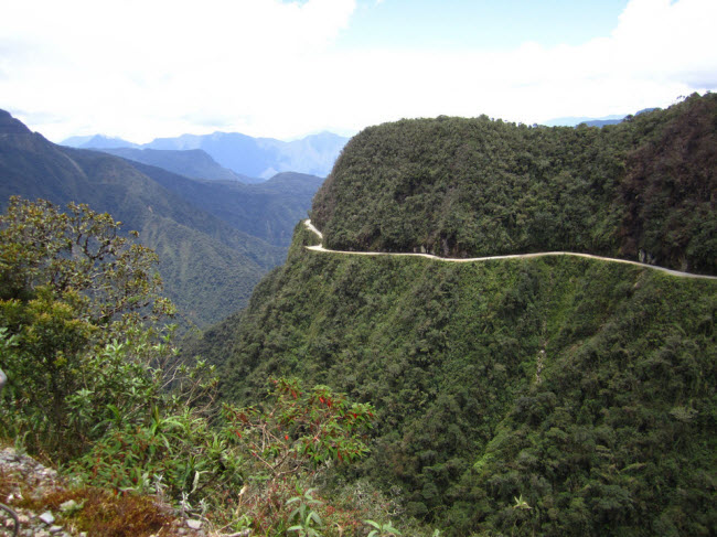 Đường North Yungas, Bolivia: Phong cảnh dọc tuyến đường này vô cùng kỳ vĩ, nhưng nó được coi là cung đường nguy hiểm nhất thế giới vì chỉ có một làn duy nhất và nhiều khúc cua gấp.