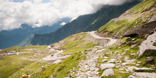 Đường Rohtang Pass, Ấn Độ: Mặc dù cung đường này luôn nguy hiểm&nbsp;với các vụ lở đất bất ngờ&nbsp;nhưng nó có phóng cảnh khiến du khách phải xao lòng như các sông băng và đỉnh núi hùng vĩ.