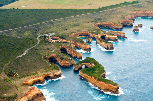 Đường Great Ocean Road, Australia: Con đường này đi qua nhiều địa điểm du lịch nổi tiếng như khối đá vôi Twelve Apostles, điểm ngắm cá voi, rừng nhiệt đới và các vườn quốc gia.