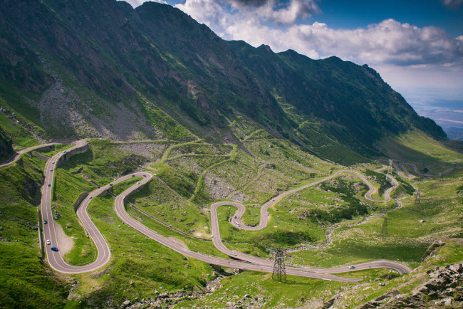 Đường Transfagarasan: Romania: Con đường với nhiều khúc cua gấp, cầu cạn và đường hầm thực sự là một thách thức với những người đi mô tô và xe đạp.