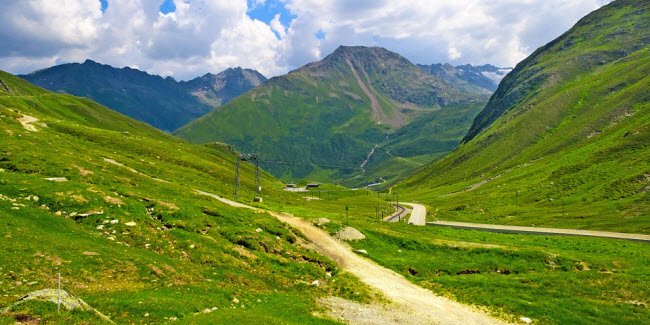 Đường Oberalp Pass, Thụy Sĩ: Con đường nằm trên dãy núi Alps ở độ cao hơn 2.000 so với mực nước biển. Tuyêdn đường này chỉ mở cửa vào mùa hè, nhưng vào mùa đông du khách có thể đi tàu hỏa qua đây.