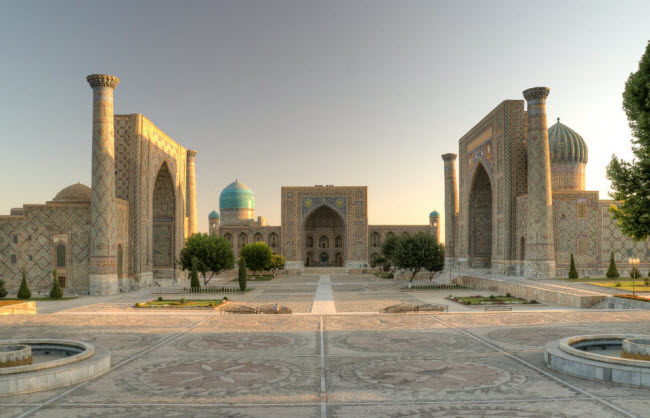 Đường Samarkand, Uzbekistan: Được biết&nbsp;đến với tên gọi nổi tiếng Con đường tơ lụa, hành trình dài 307km đưa du khách qua những công trình kiến trúc cố và là cảm hứng cho bài thơ cùng tên của James Elroy Flecker.