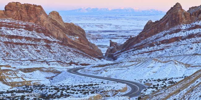 Đường Interstate 70, Utah, Mỹ: Tuyến đường này đẹp nhất vào mùa đông, đặc biệt tại đoạn gió thổi qua hẻm núi Wolf với tuyết bao phủ.