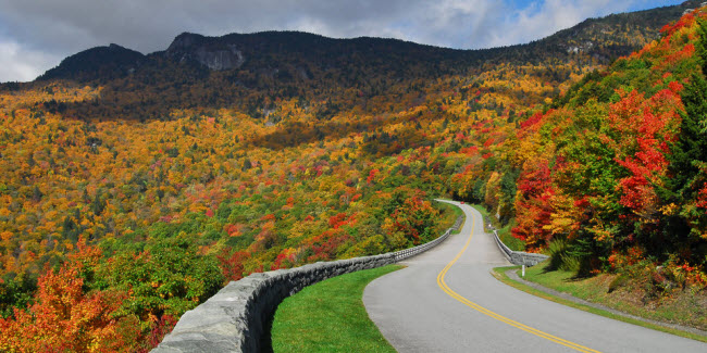 Đường Blue Ridge Parkway, Mỹ: Con đường kết nối bang North Carolina với bang Virginia, chạy qua những địa điểm có phong cảnh tuyệt đẹp.