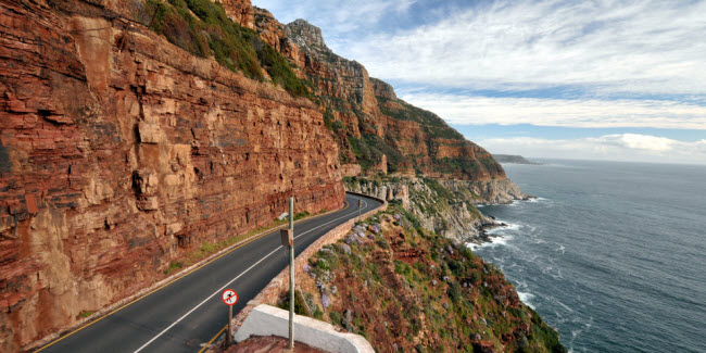 Đường Chapman&#39;s Peak Drive, Nam Phi: Cung đường chỉ dài khoảng &nbsp;8km, nhưng có tới 114 khúc cua gấp. Từ đây, du khách có thể ngắm cảnh núi và biển.